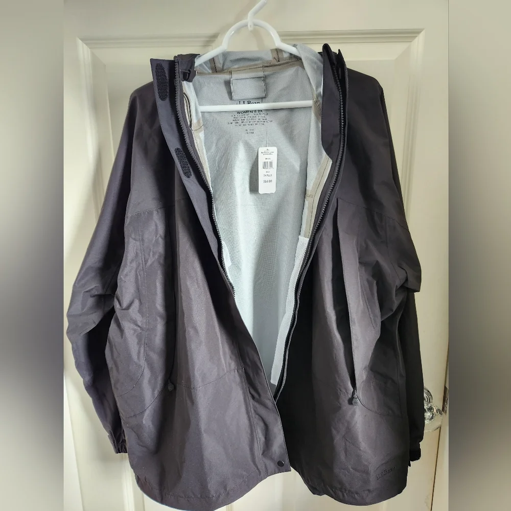 LL Bean Woman's Rain Jacket NWT - Picture 3 of 7